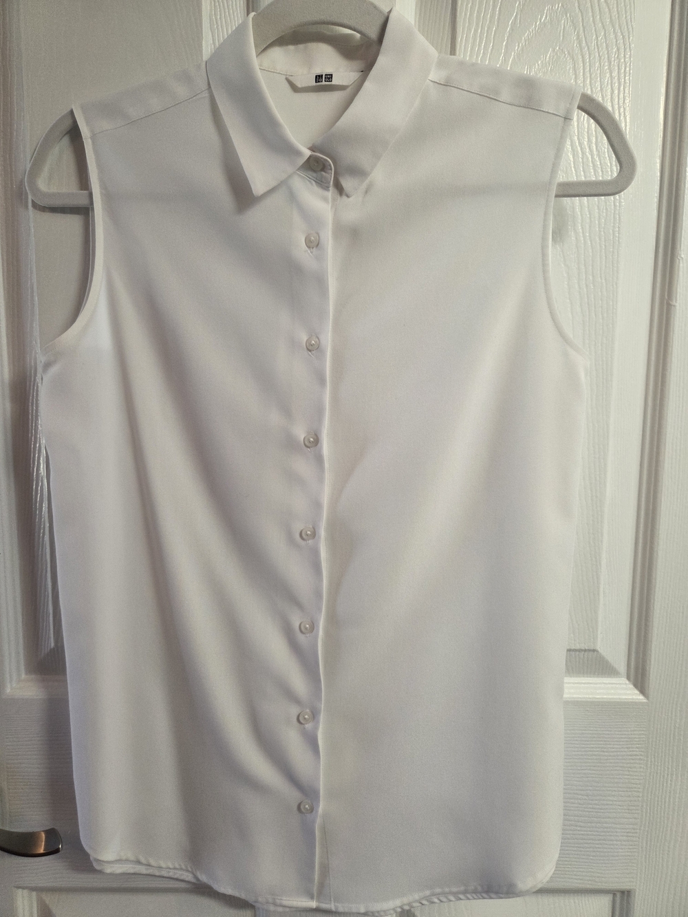 Uniqlo White Sleeveless Button-Down Blouse